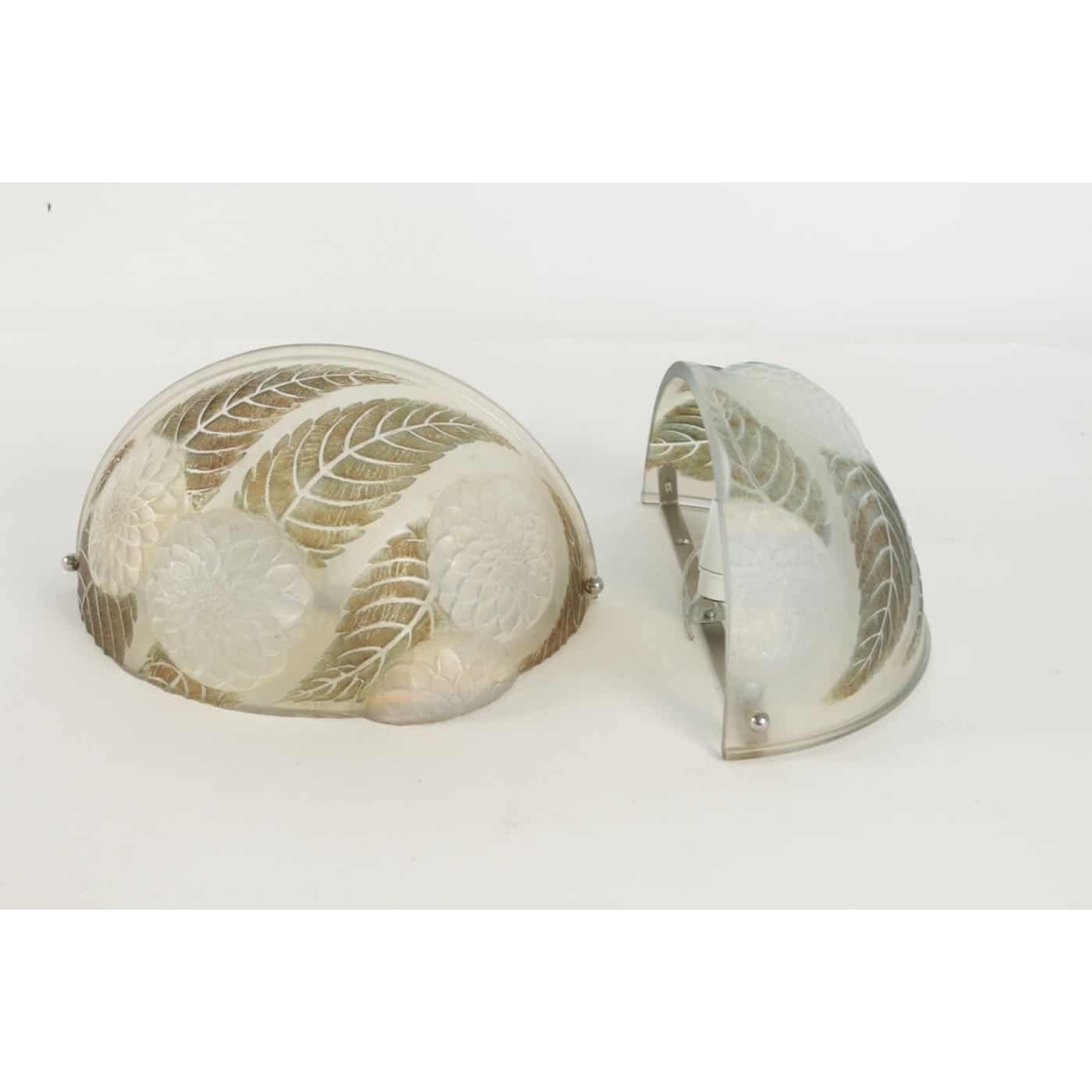 René Lalique Paire d’appliques opalescentes « dalhias » | Biron René Lalique Paire d'appliques opalescentes "dalhias"