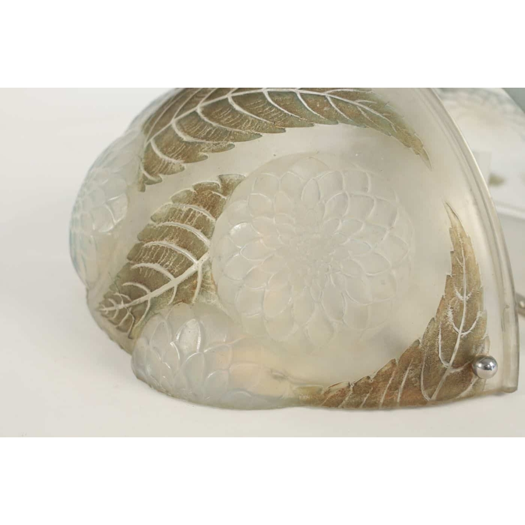 René Lalique Paire d’appliques opalescentes « dalhias » | Biron René Lalique Paire d'appliques opalescentes "dalhias"