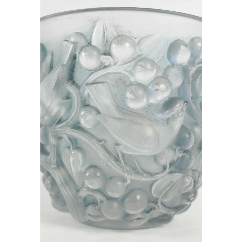 René Lalique Vase « Avallon » patiné Bleu | Biron René Lalique Vase "Avallon" patiné Bleu