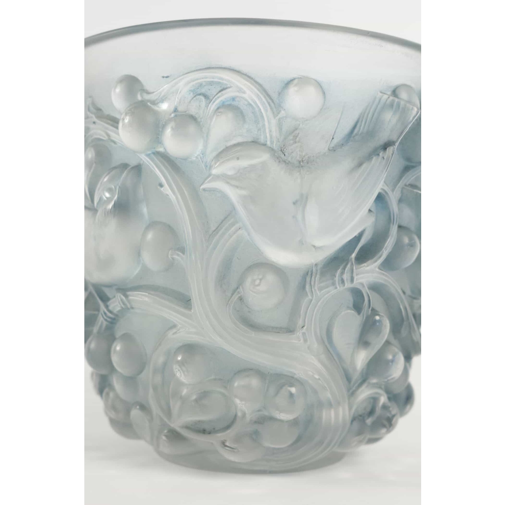 René Lalique Vase « Avallon » patiné Bleu | Biron René Lalique Vase "Avallon" patiné Bleu