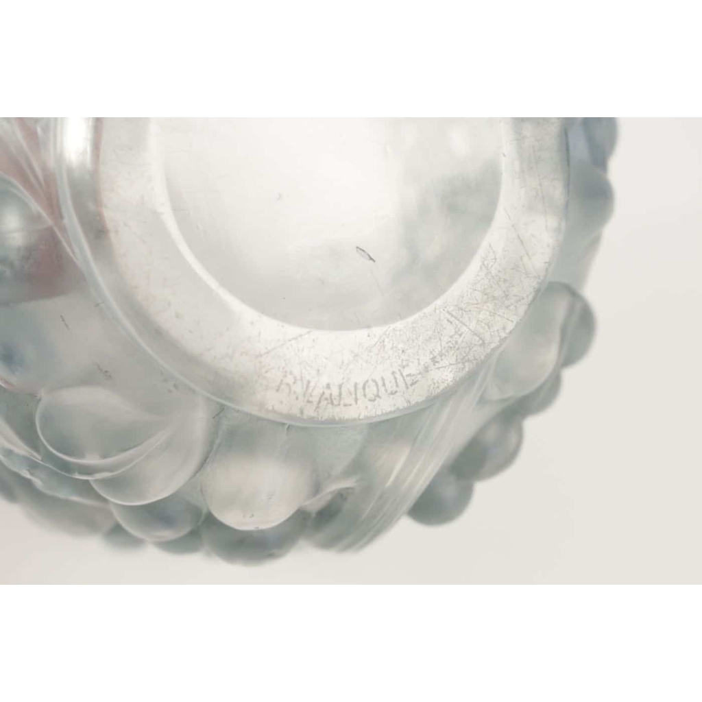 René Lalique Vase « Avallon » patiné Bleu | Biron René Lalique Vase "Avallon" patiné Bleu