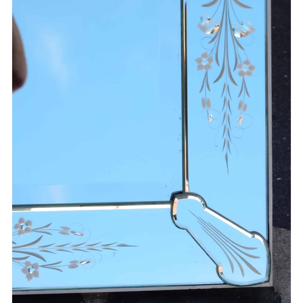 1950/70′ Miroir rectangle Venise avec cabochons en flèches 83 x 137 cm | Biron 1950/70' Miroir rectangle Venise avec cabochons en flèches 83 x 137 cm