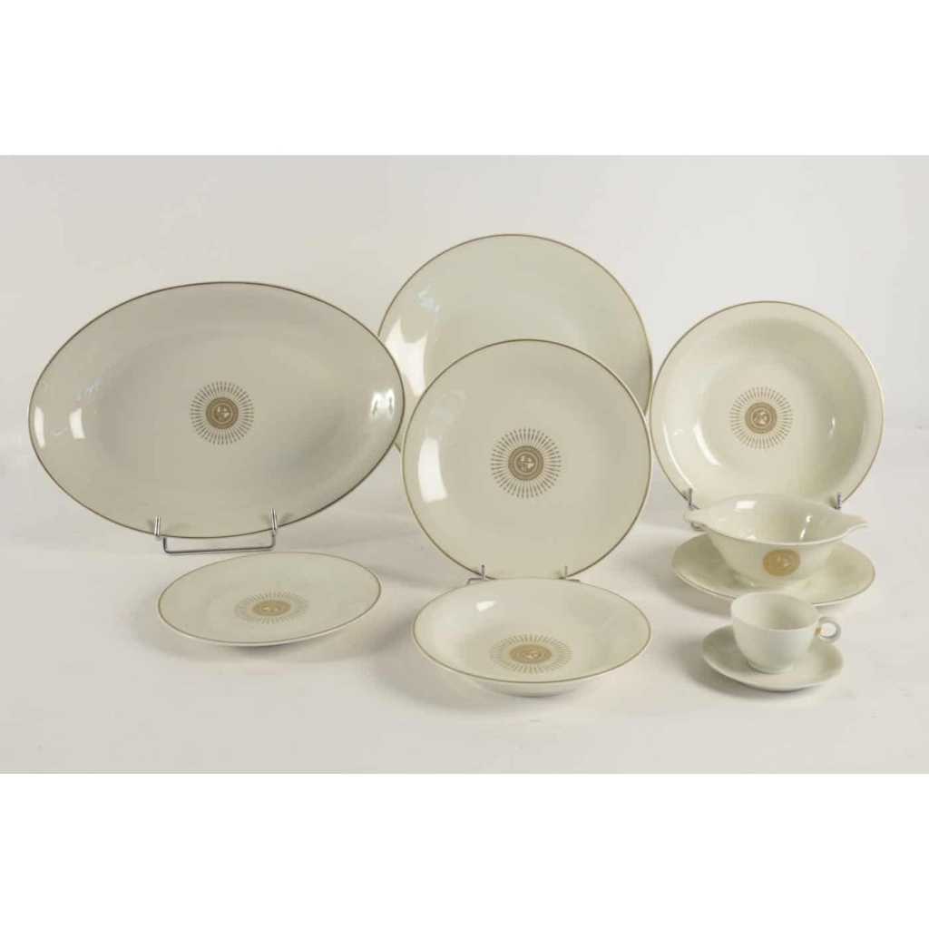 Jean LUCE (1895-1964) Partie de service de table en porcelaine blanche | Biron |||||||||