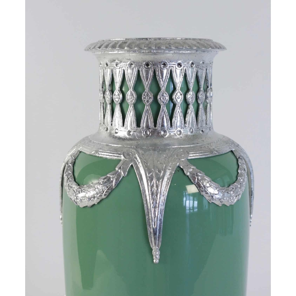 Vase, celadon, faïence, monté métal argenté à la feuille d’argent. XIXème siècle, époque Napoléon III | Biron Vase, celadon, faïence, monté métal argenté à la feuille d'argent. XIXème siècle, époque Napoléon III