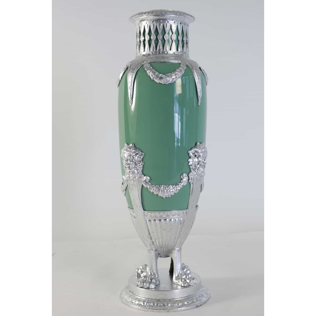 Vase, celadon, faïence, monté métal argenté à la feuille d’argent. XIXème siècle, époque Napoléon III | Biron Vase, celadon, faïence, monté métal argenté à la feuille d'argent. XIXème siècle, époque Napoléon III