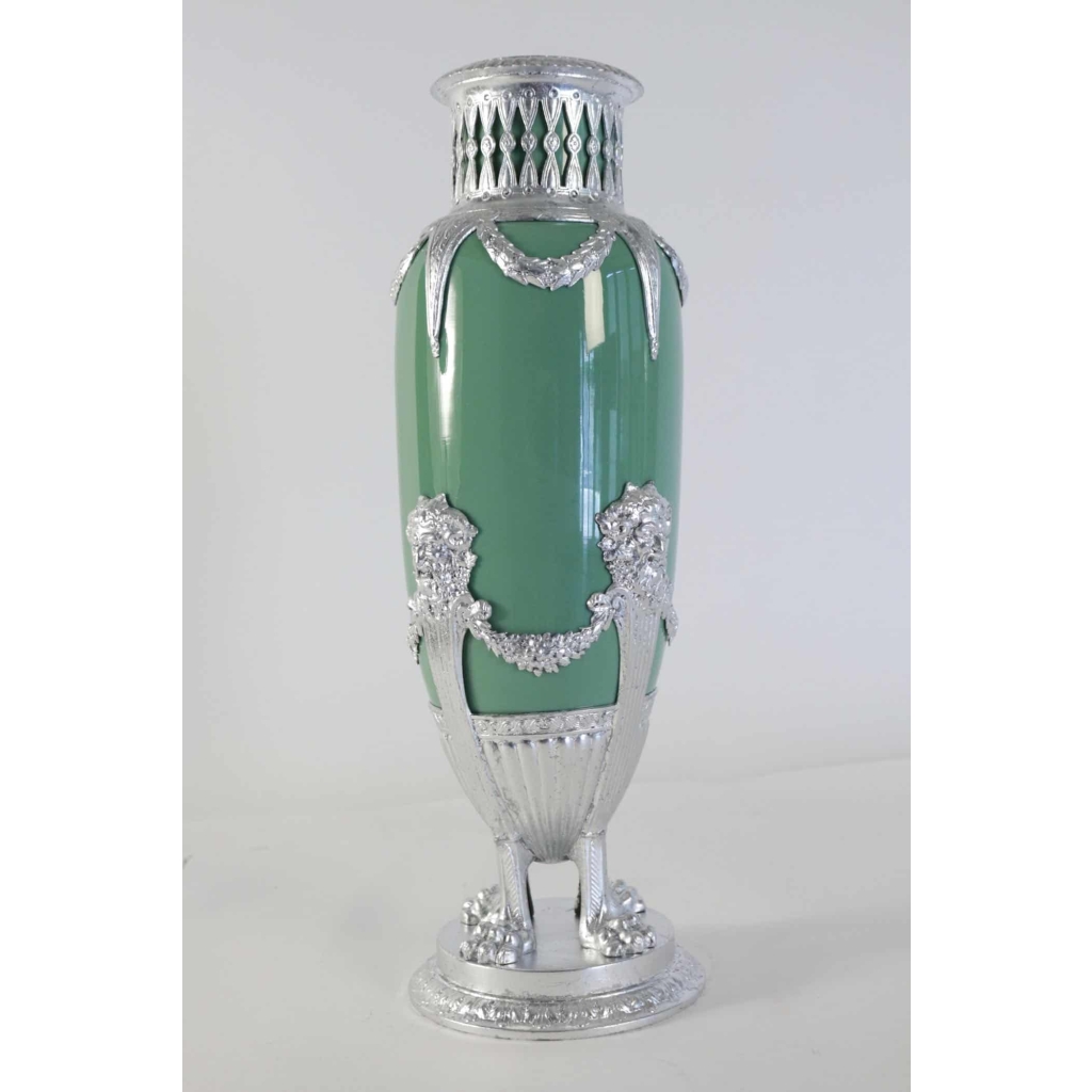 Vase, celadon, faïence, monté métal argenté à la feuille d’argent. XIXème siècle, époque Napoléon III | Biron Vase, celadon, faïence, monté métal argenté à la feuille d'argent. XIXème siècle, époque Napoléon III