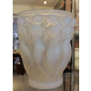 RENE LALIQUE (1860-1945) Vase «Bacchantes » Opalescent | Biron ||||||||||