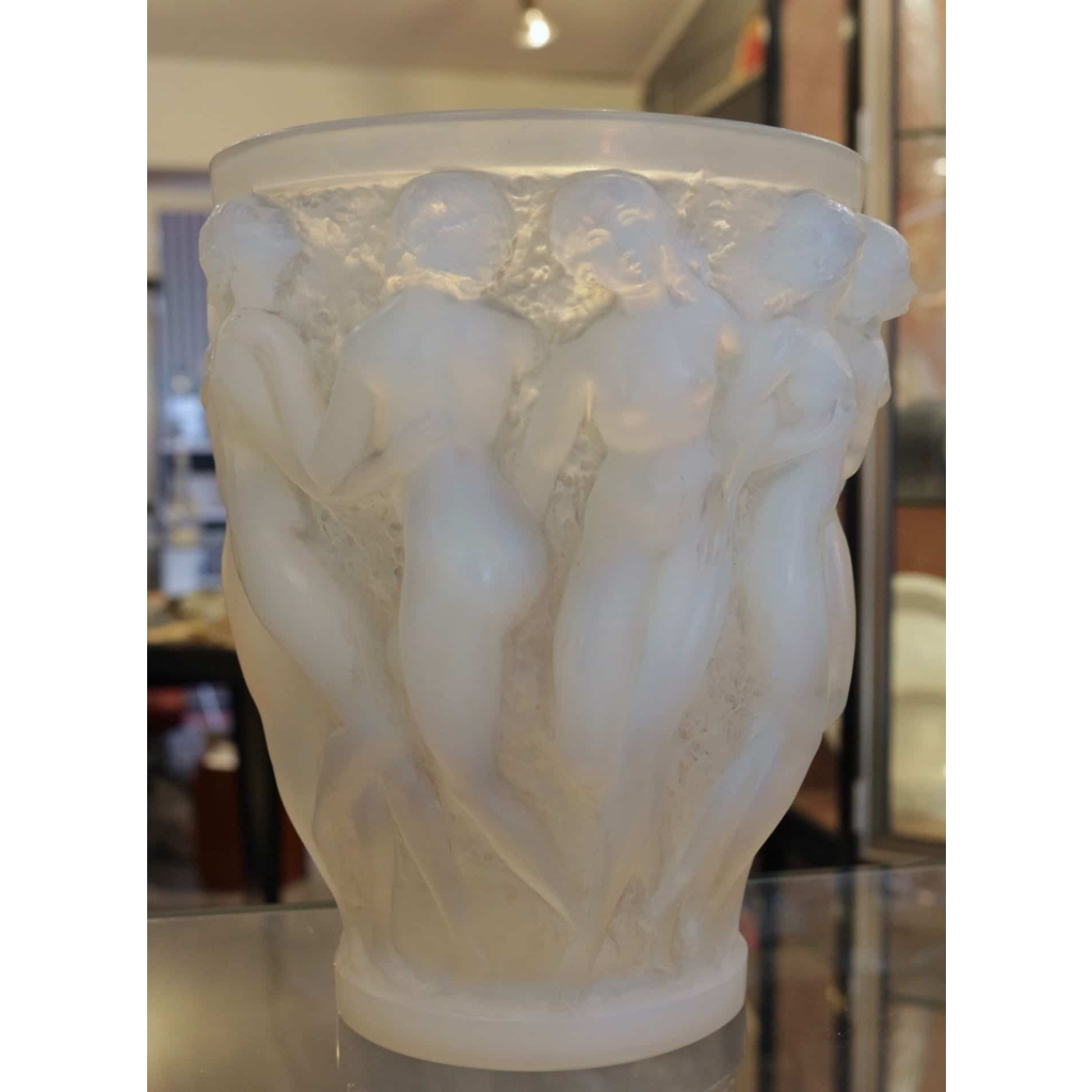 RENE LALIQUE (1860-1945) Vase «Bacchantes » Opalescent | Biron ||||||||||