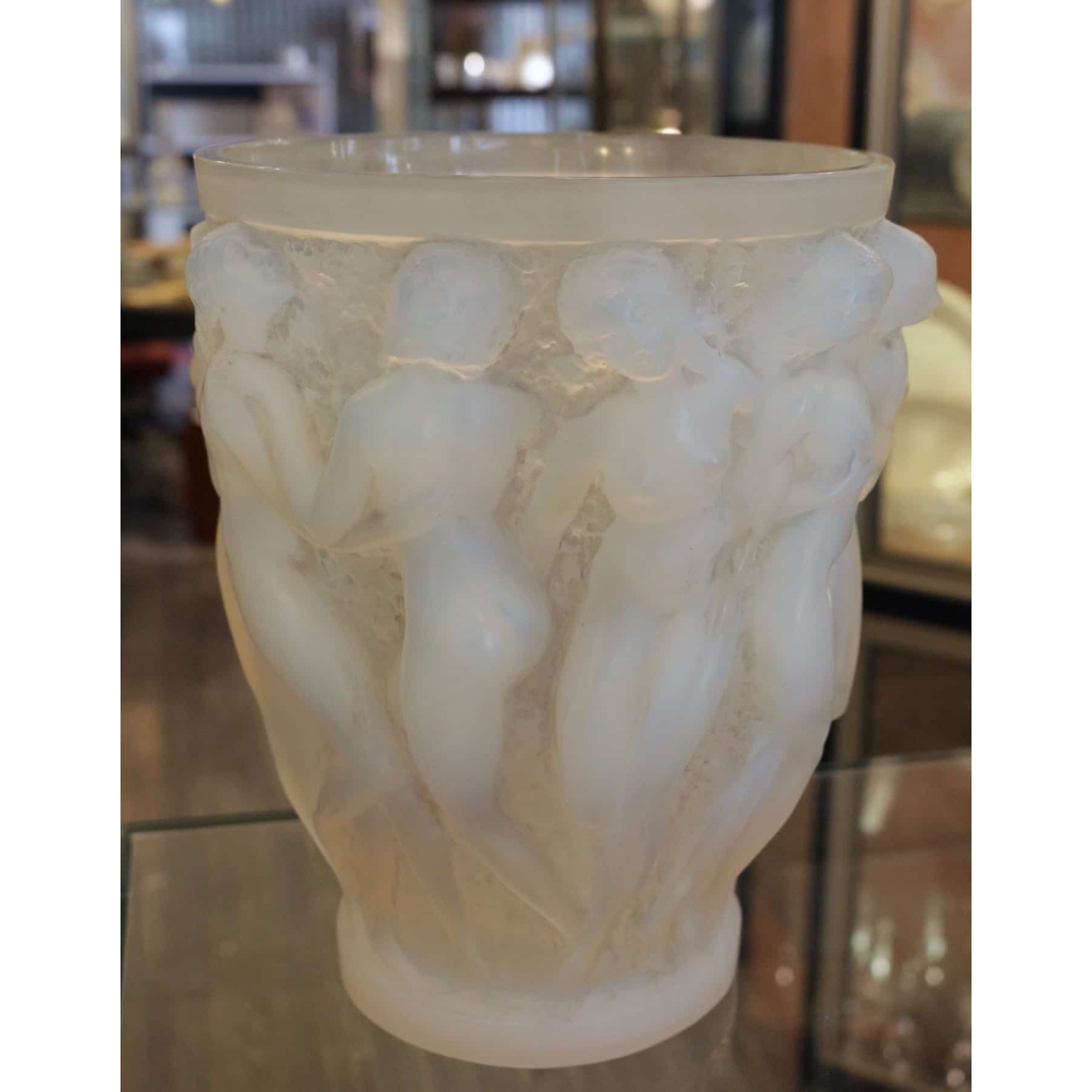 RENE LALIQUE (1860-1945) Vase «Bacchantes » Opalescent | Biron RENE LALIQUE (1860-1945) Vase «Bacchantes " Opalescent