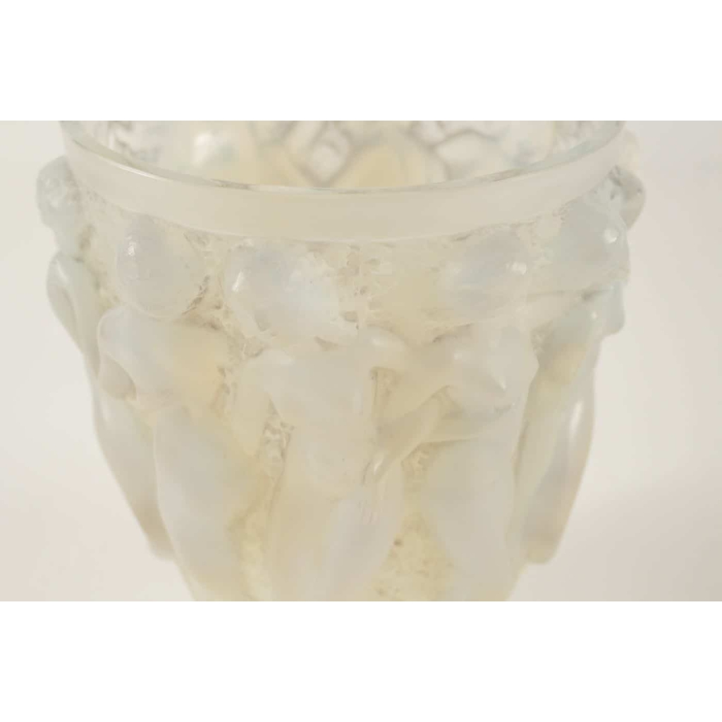 RENE LALIQUE (1860-1945) Vase «Bacchantes » Opalescent | Biron RENE LALIQUE (1860-1945) Vase «Bacchantes " Opalescent