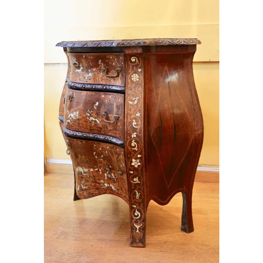 Commode en marqueterie XIXème, du nord de l'Italie