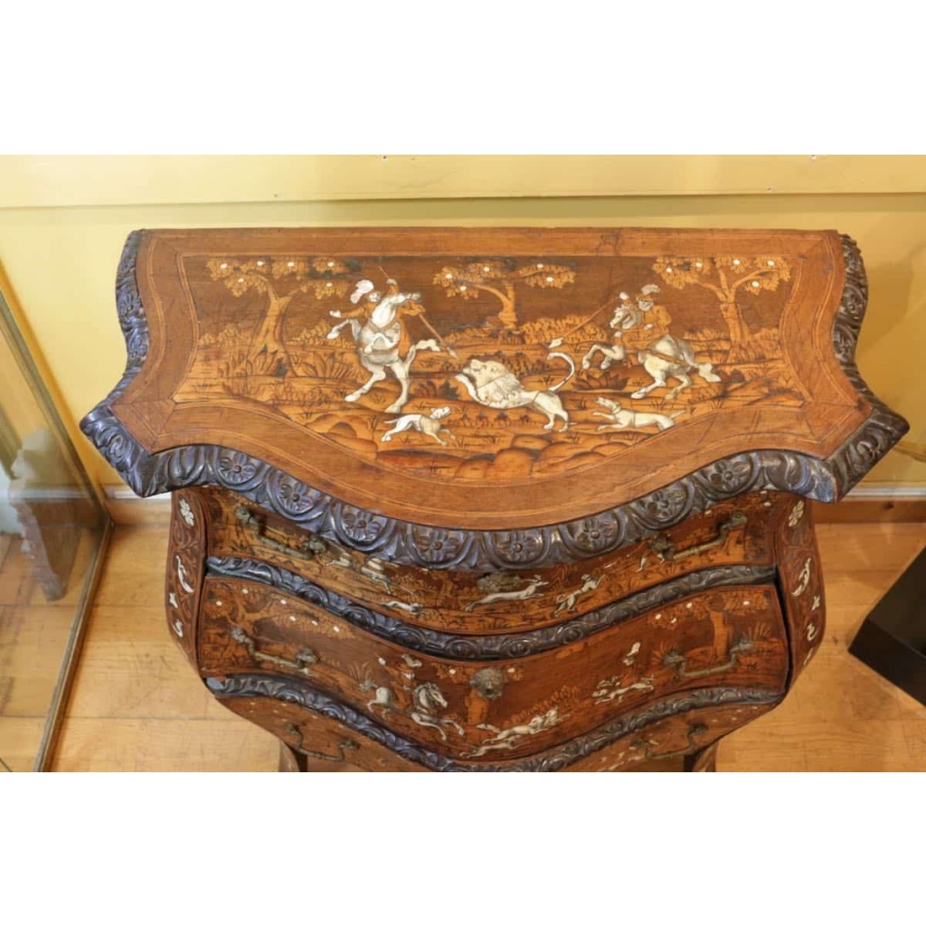 Commode en marqueterie XIXème, du nord de l'Italie
