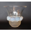 RENE LALIQUE (1860-1945) Vase Opalescent « Piriac » | Biron |||