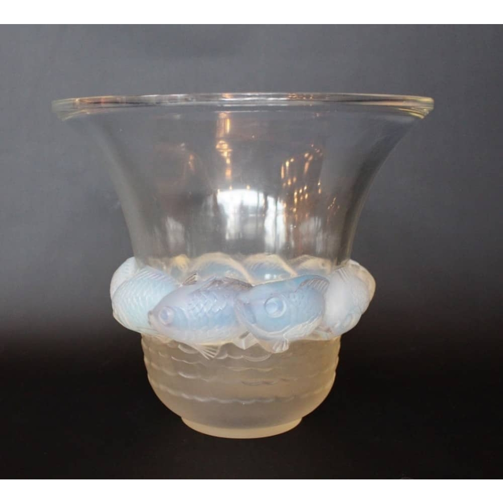 RENE LALIQUE (1860-1945) Vase Opalescent « Piriac » | Biron |||