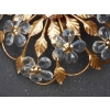 1970′ Plafonnier en Fer Doré et Cristal Style Maison Bagués Décor Feuilles et Fleurs Modèle Corbeille | Biron 1970' Plafonnier en Fer Doré et Cristal Style Maison Bagués Décor Feuilles et Fleurs Modèle Corbeille