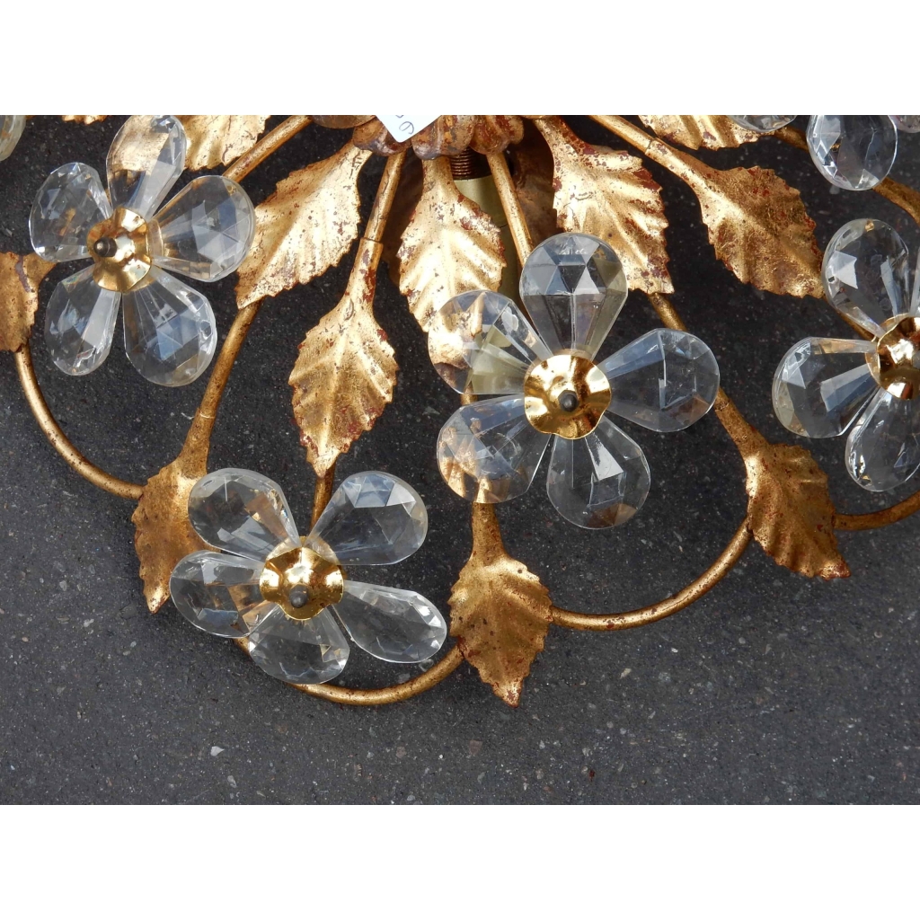 1970′ Plafonnier en Fer Doré et Cristal Style Maison Bagués Décor Feuilles et Fleurs Modèle Corbeille | Biron 1970' Plafonnier en Fer Doré et Cristal Style Maison Bagués Décor Feuilles et Fleurs Modèle Corbeille