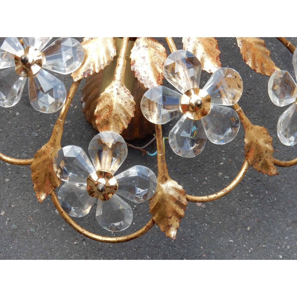 1970′ Plafonnier en Fer Doré et Cristal Style Maison Bagués Décor Feuilles et Fleurs Modèle Corbeille | Biron 1970' Plafonnier en Fer Doré et Cristal Style Maison Bagués Décor Feuilles et Fleurs Modèle Corbeille