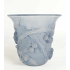 René LALIQUE (1860-1945) Vase Mûres en verre blanc moulé-pressé patiné bleu | Biron |||||