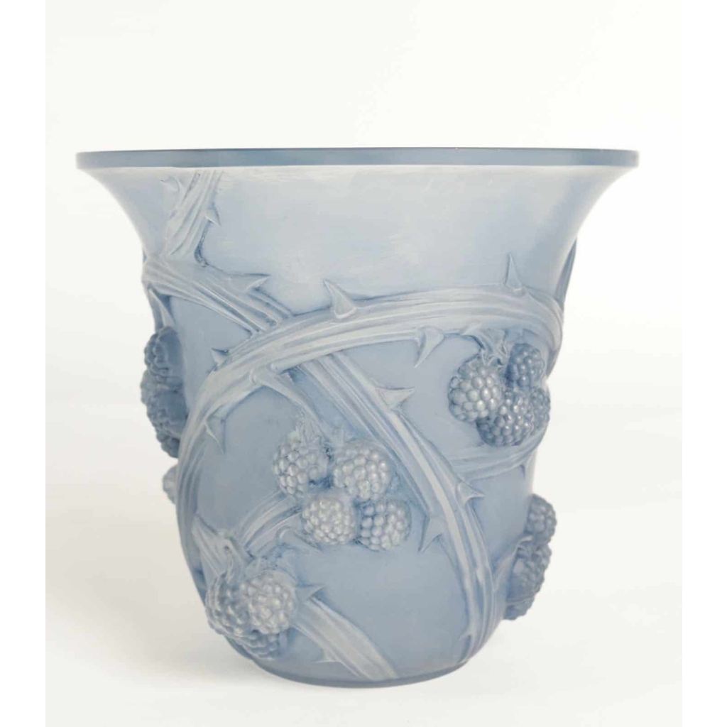 René LALIQUE (1860-1945) Vase Mûres en verre blanc moulé-pressé patiné bleu | Biron |||||
