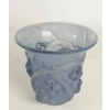 René LALIQUE (1860-1945) Vase Mûres en verre blanc moulé-pressé patiné bleu | Biron René LALIQUE (1860-1945) Vase Mûres en verre blanc moulé-pressé patiné bleu