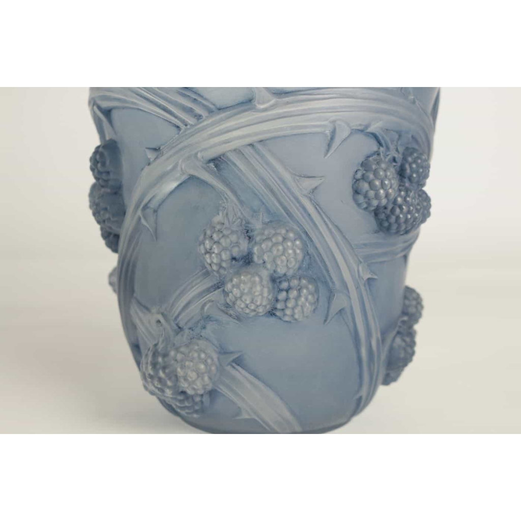 René LALIQUE (1860-1945) Vase Mûres en verre blanc moulé-pressé patiné bleu | Biron René LALIQUE (1860-1945) Vase Mûres en verre blanc moulé-pressé patiné bleu