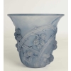 René LALIQUE (1860-1945) Vase Mûres en verre blanc moulé-pressé patiné bleu | Biron René LALIQUE (1860-1945) Vase Mûres en verre blanc moulé-pressé patiné bleu