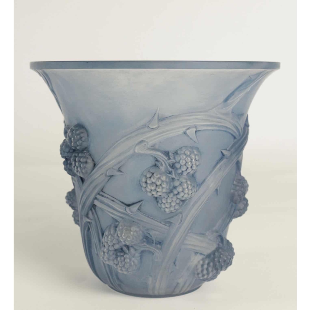 René LALIQUE (1860-1945) Vase Mûres en verre blanc moulé-pressé patiné bleu | Biron René LALIQUE (1860-1945) Vase Mûres en verre blanc moulé-pressé patiné bleu