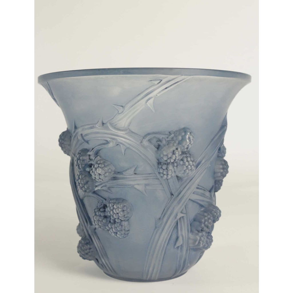 René LALIQUE (1860-1945) Vase Mûres en verre blanc moulé-pressé patiné bleu | Biron René LALIQUE (1860-1945) Vase Mûres en verre blanc moulé-pressé patiné bleu