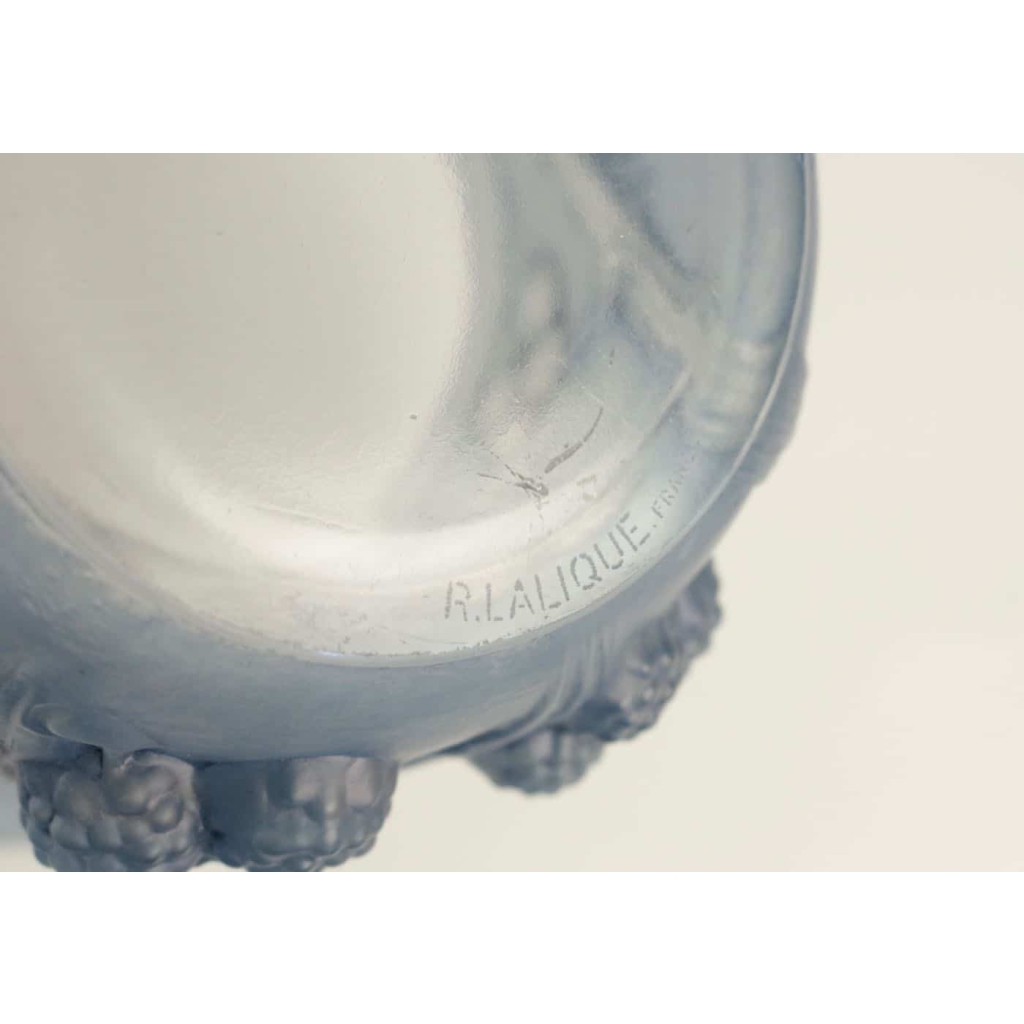René LALIQUE (1860-1945) Vase Mûres en verre blanc moulé-pressé patiné bleu | Biron René LALIQUE (1860-1945) Vase Mûres en verre blanc moulé-pressé patiné bleu