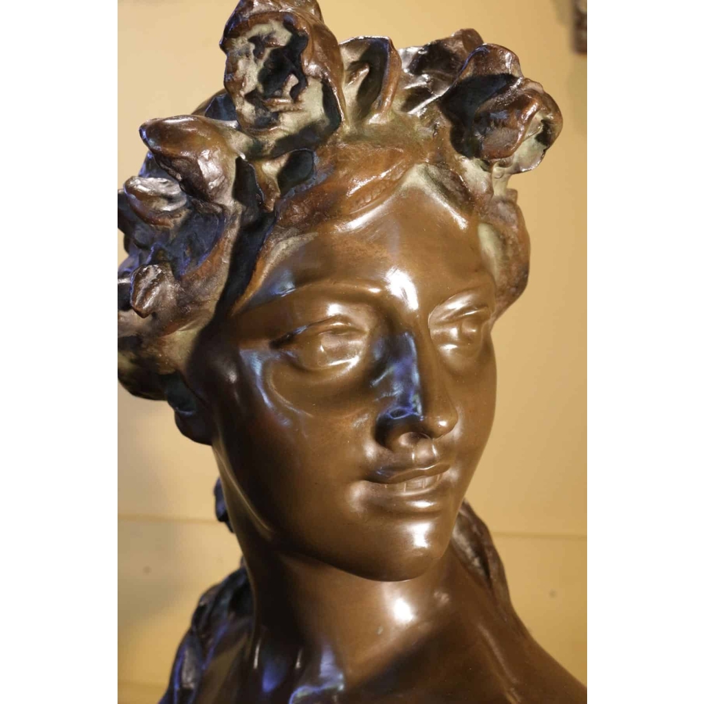 Buste de femme en bronze du XIXème siècle, signé de Jef Lambeaux. | Biron Buste de femme en bronze du XIXème siècle, signé de Jef Lambeaux.