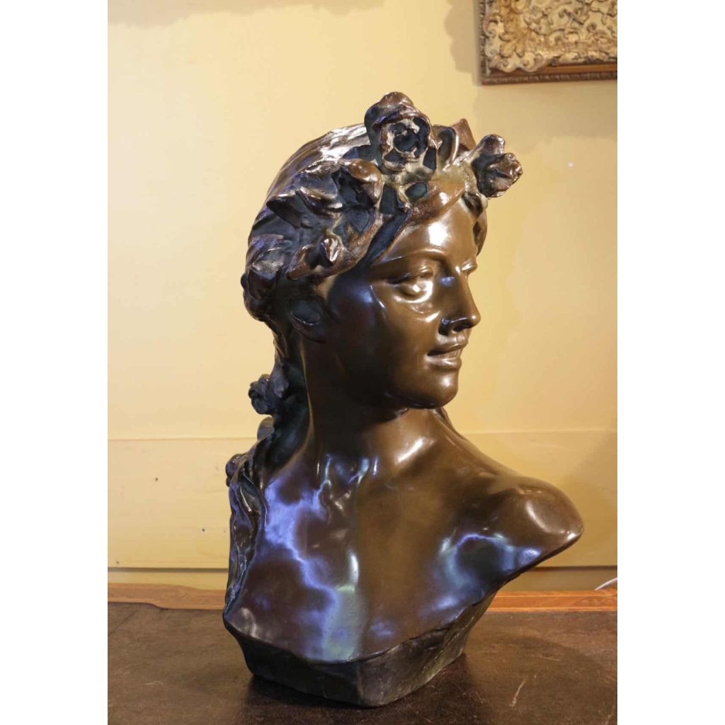 Buste de femme en bronze du XIXème siècle, signé de Jef Lambeaux. | Biron Buste de femme en bronze du XIXème siècle, signé de Jef Lambeaux.