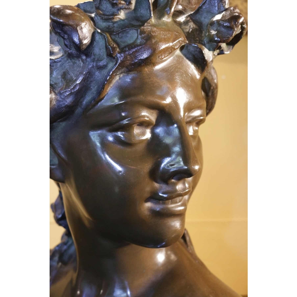 Buste de femme en bronze du XIXème siècle, signé de Jef Lambeaux. | Biron Buste de femme en bronze du XIXème siècle, signé de Jef Lambeaux.