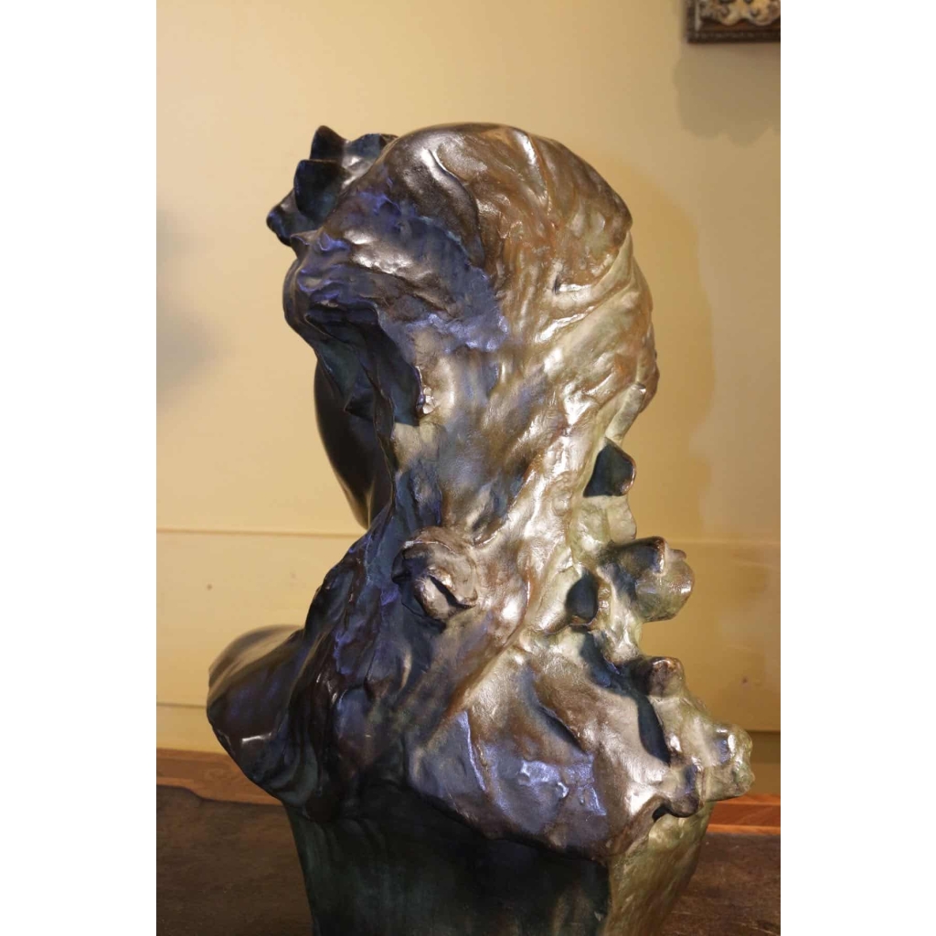 Buste de femme en bronze du XIXème siècle, signé de Jef Lambeaux. | Biron Buste de femme en bronze du XIXème siècle, signé de Jef Lambeaux.