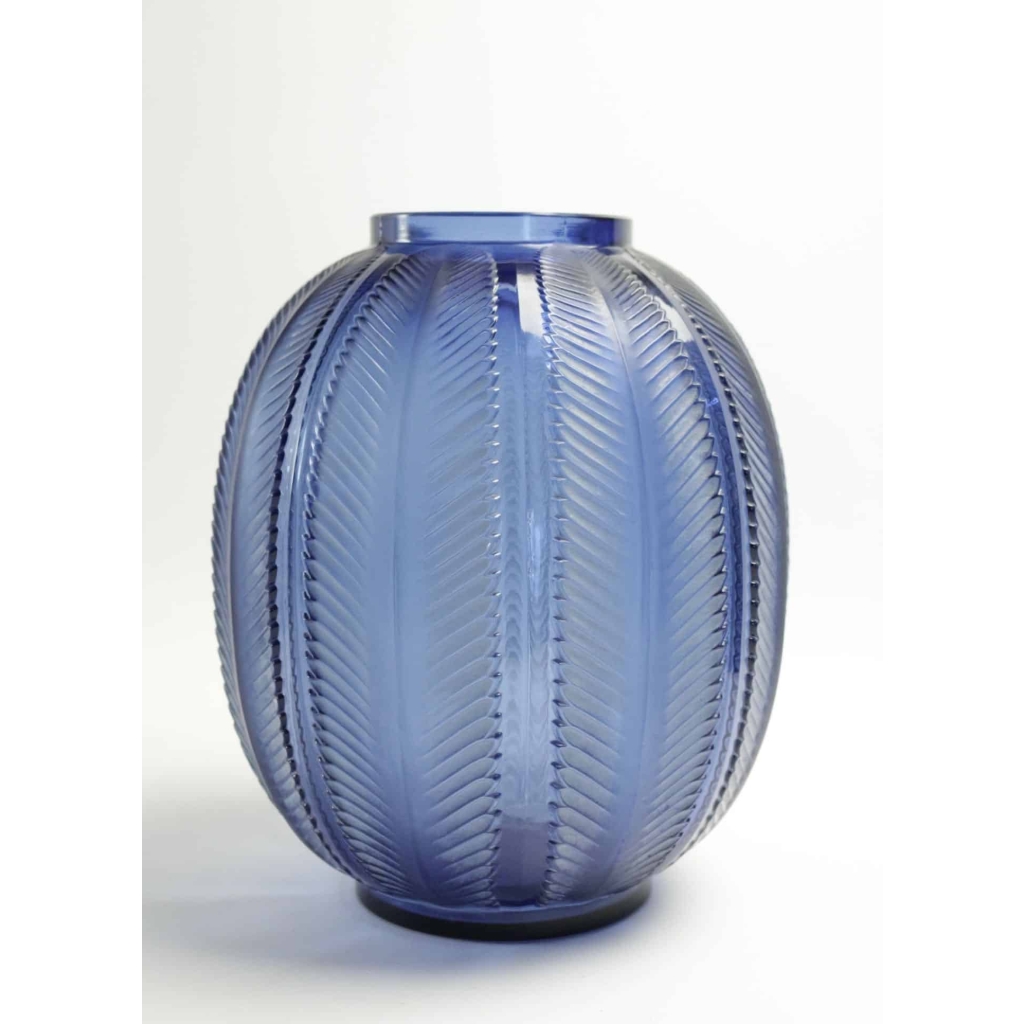RENE LALIQUE (1860-1945) Vase « Biskra » teinté Bleu | Biron |||||||
