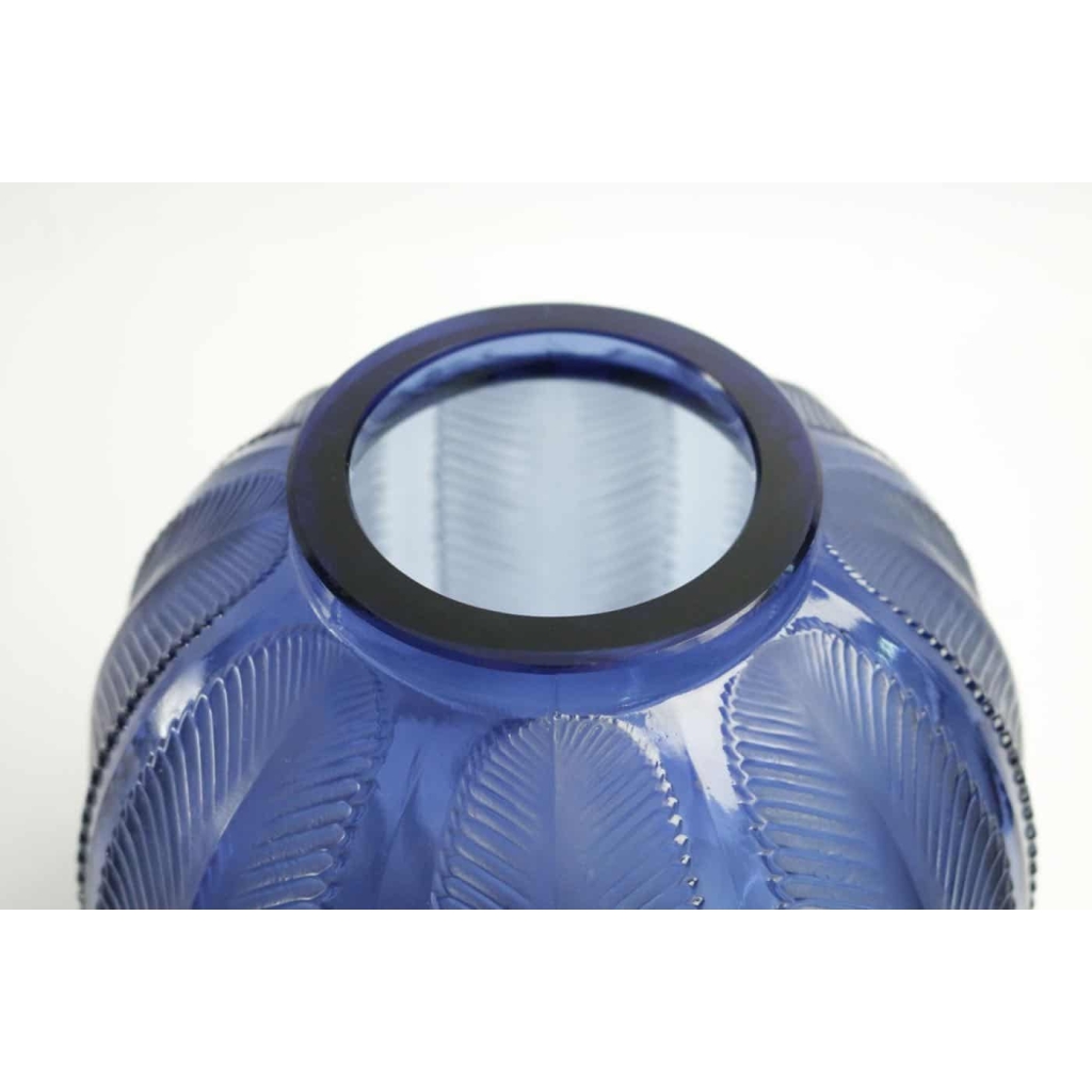 RENE LALIQUE (1860-1945) Vase « Biskra » teinté Bleu | Biron RENE LALIQUE (1860-1945) Vase "Biskra" teinté Bleu