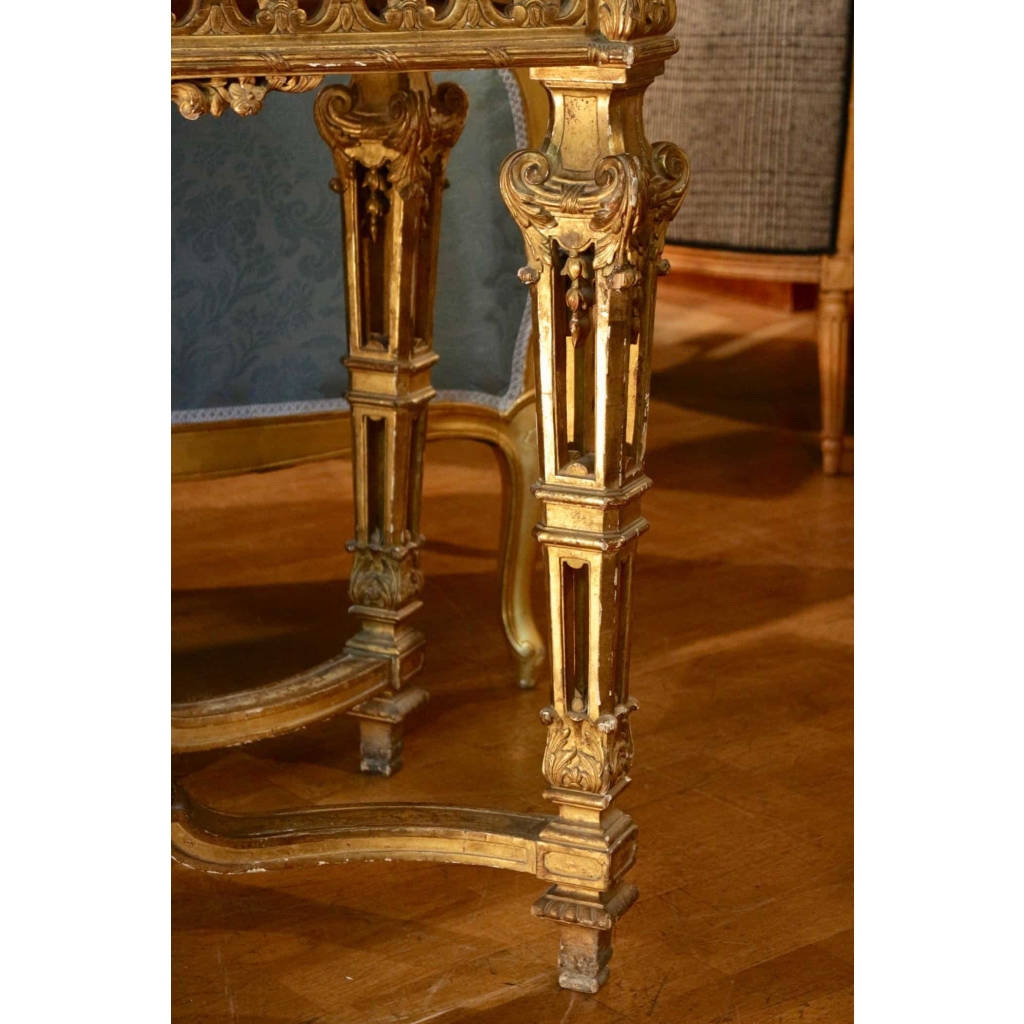 Table de milieu en bois doré de style Régence. | Biron Table de milieu en bois doré de style Régence.