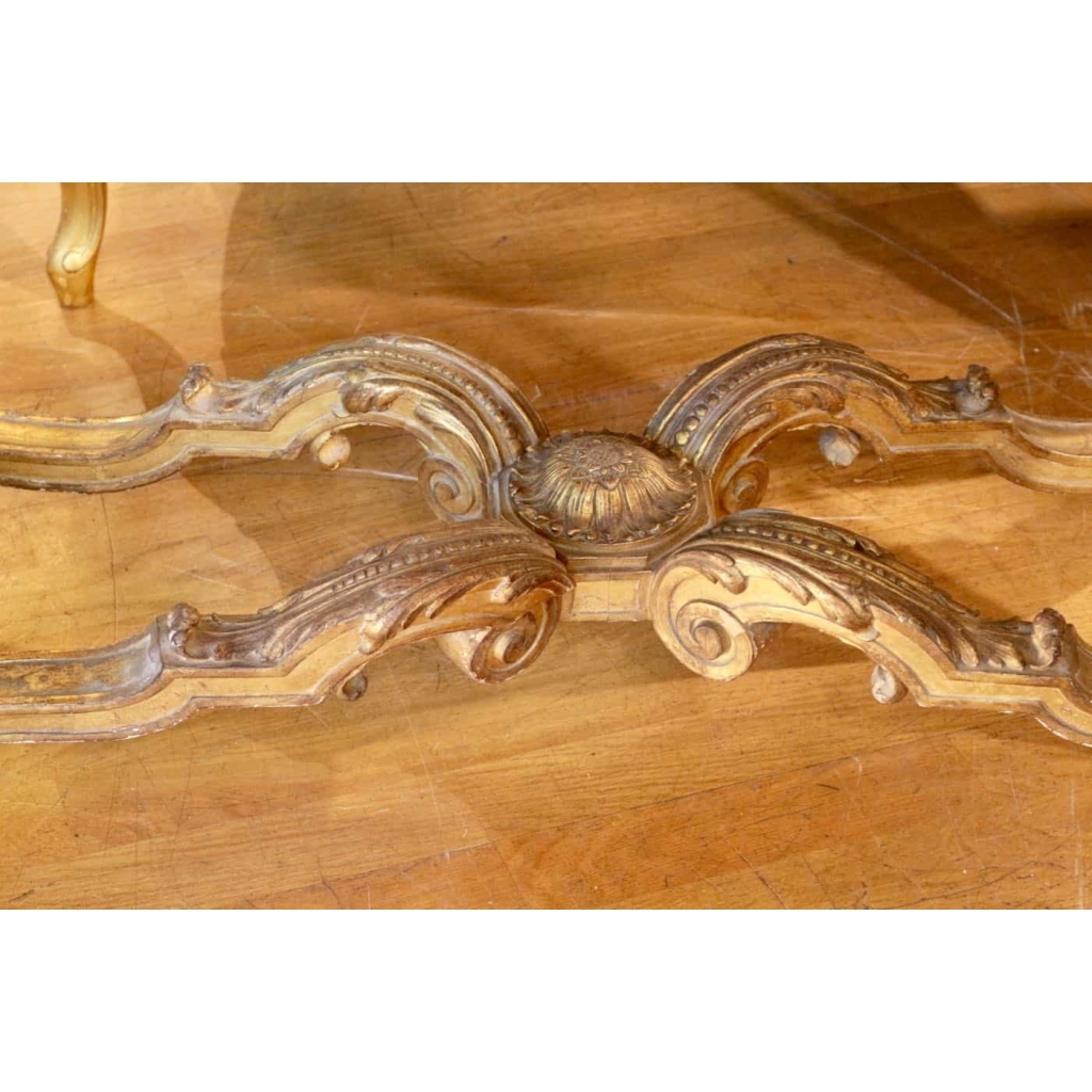 Table de milieu en bois doré de style Régence. | Biron Table de milieu en bois doré de style Régence.