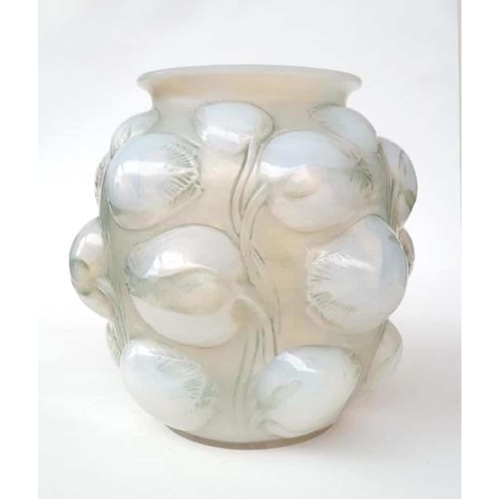 René LALIQUE (1860 -1945) Vase “ Tulipes ” opalescent | Biron ||