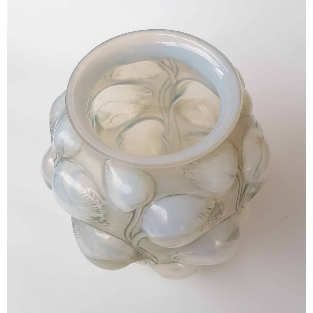 René LALIQUE (1860 -1945) Vase “ Tulipes ” opalescent | Biron René LALIQUE (1860 -1945) Vase “ Tulipes ” opalescent