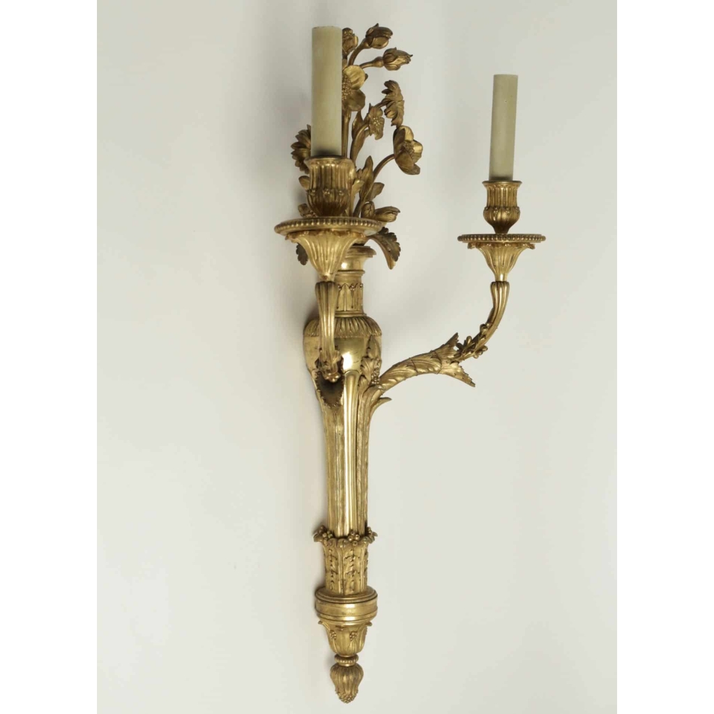 Paire d'appliques de style Louis XVI en bronze doré.