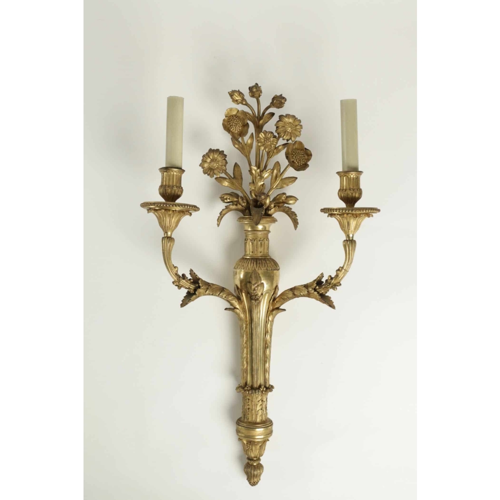 Paire d'appliques de style Louis XVI en bronze doré.