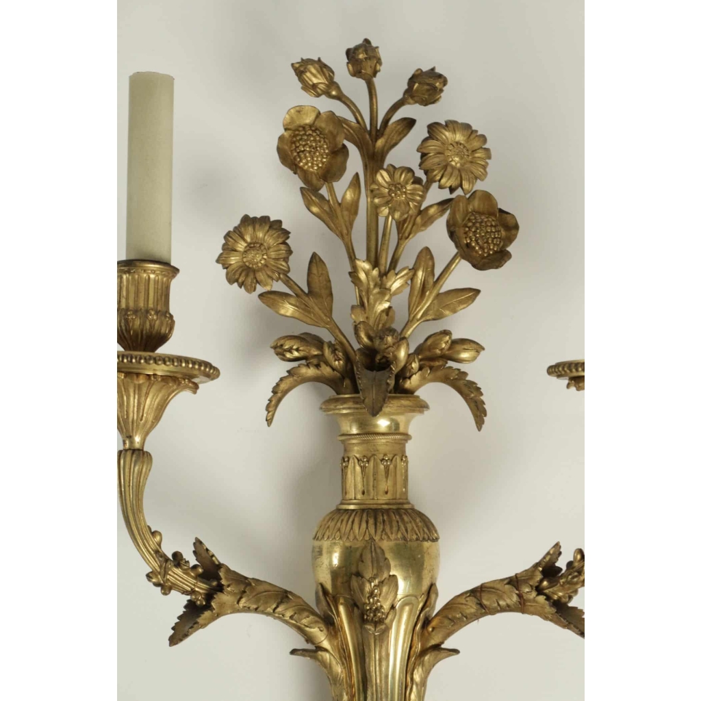 Paire d'appliques de style Louis XVI en bronze doré.