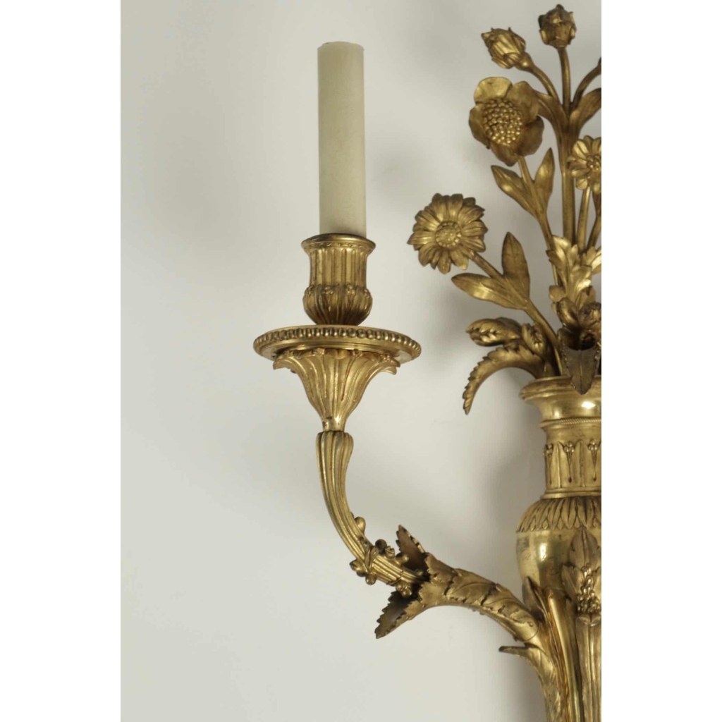 Paire d'appliques de style Louis XVI en bronze doré.