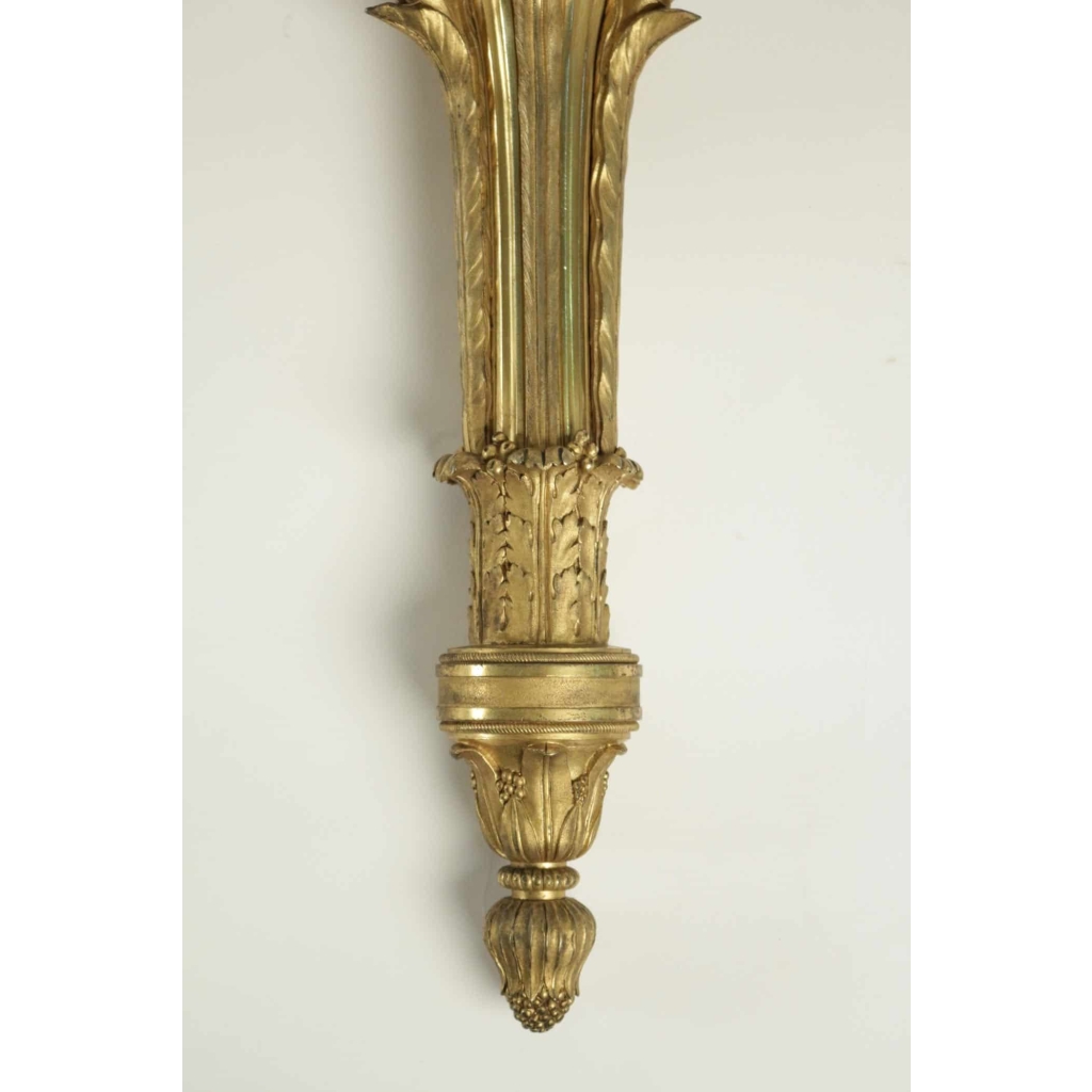 Paire d'appliques de style Louis XVI en bronze doré.