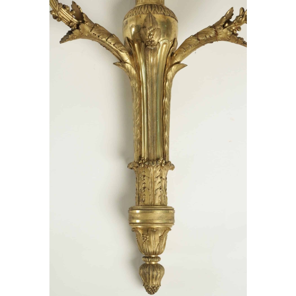 Paire d'appliques de style Louis XVI en bronze doré.
