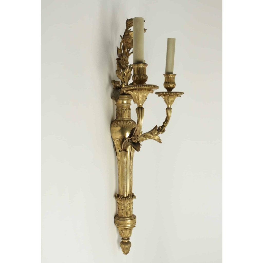 Paire d'appliques de style Louis XVI en bronze doré.