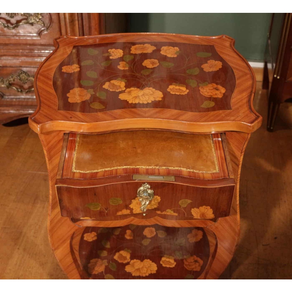 Table de salon en marqueterie de style Louis XV. XIX ème siècle.