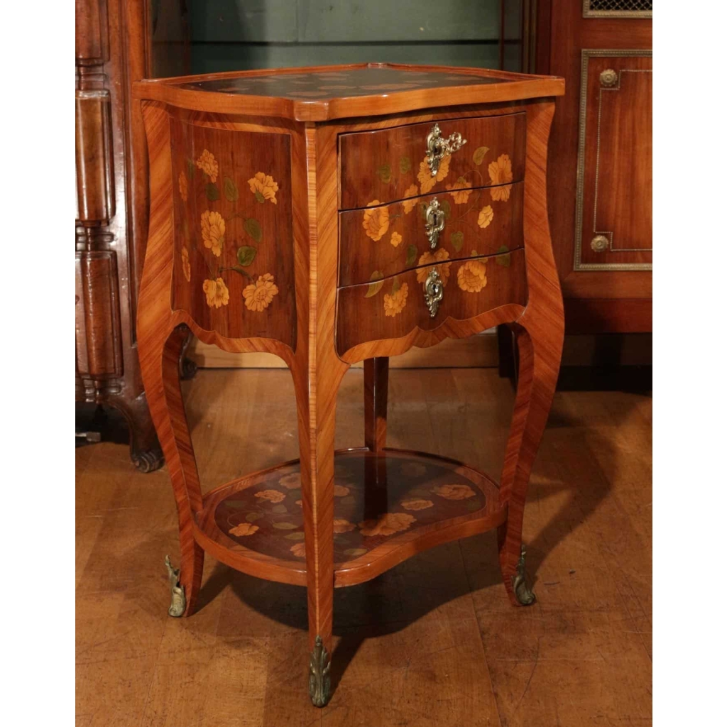Table de salon en marqueterie de style Louis XV. XIX ème siècle.
