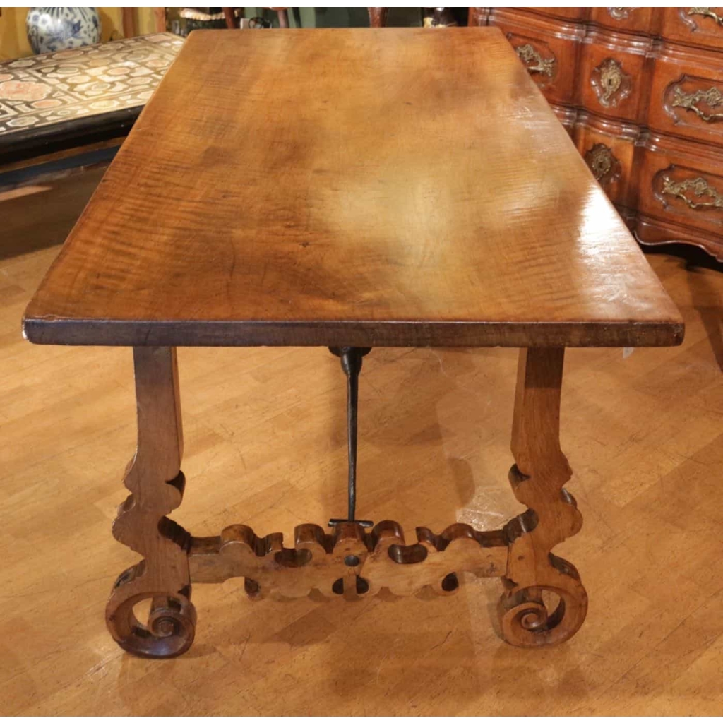 Table Espagnole en noyer de la fin du XVII ème siècle | Biron Table Espagnole en noyer de la fin du XVII ème siècle