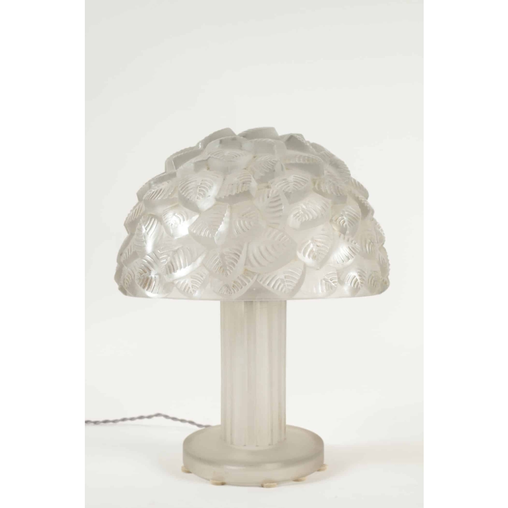 R. LALIQUE Lampe « Feuille de mûrier » | Biron R. LALIQUE Lampe "Feuille de mûrier"